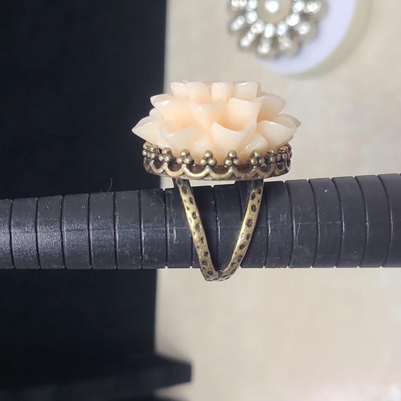 Floral Brooch and Flower Statement Rings in Cream and Brass / SilverTone - Picture 13 of 14